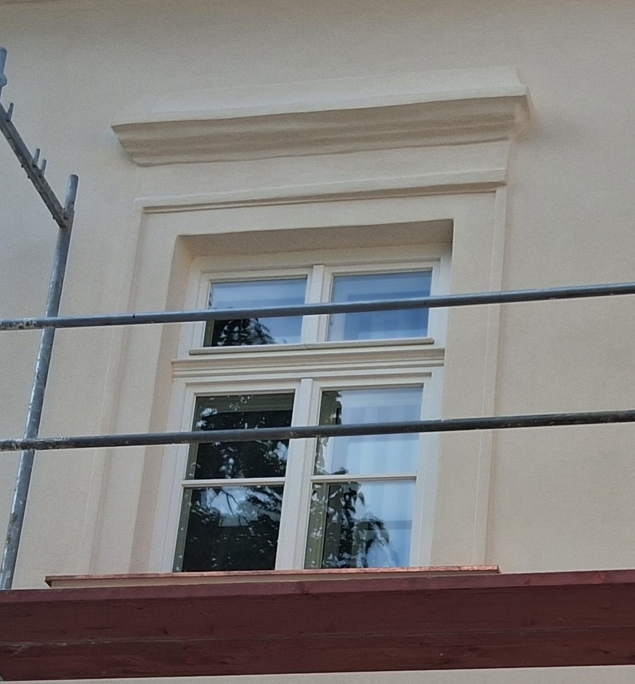 Hotové okno s obnovenou římsou