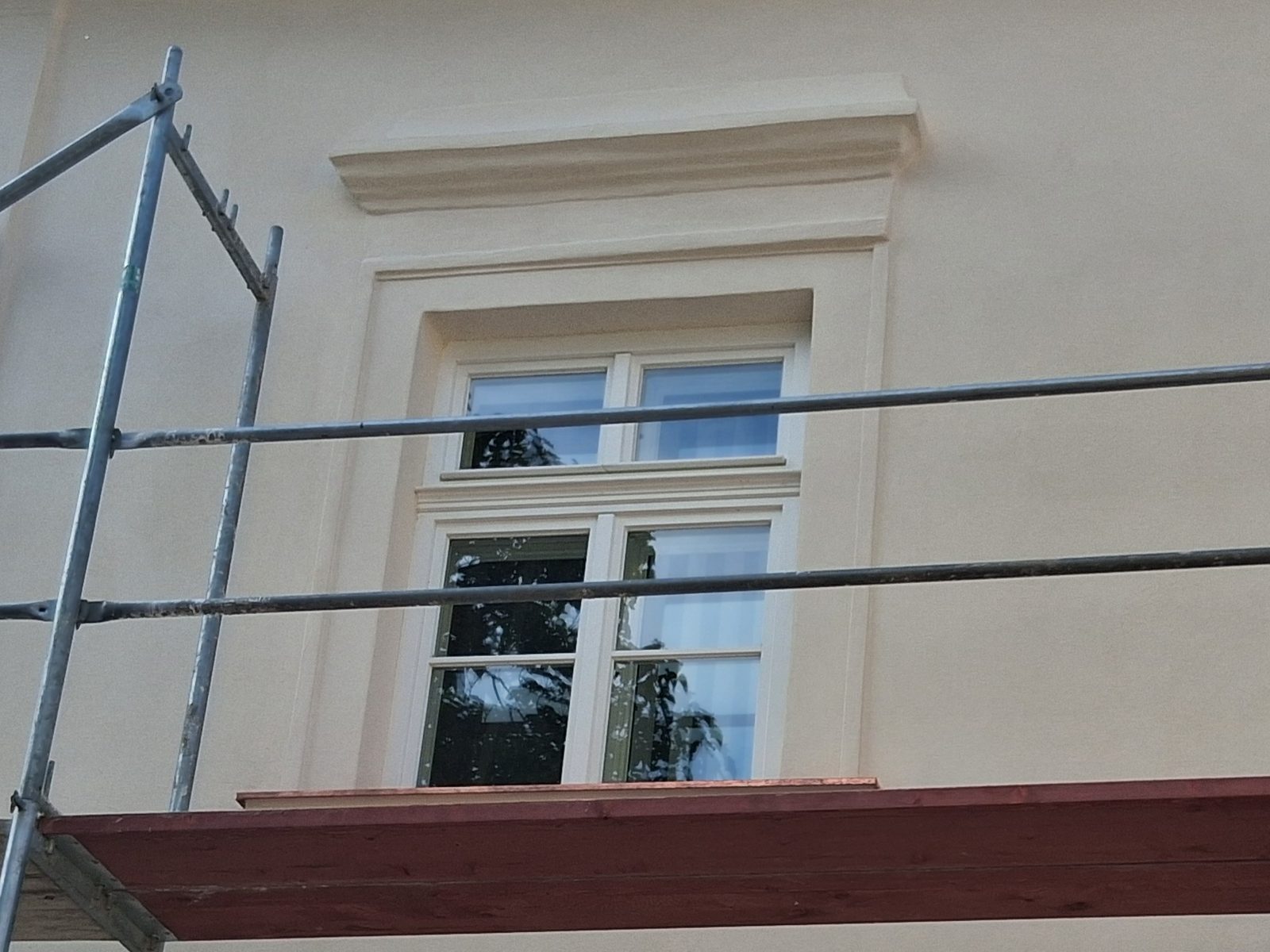 Hotové okno s obnovenou šambránou a římsou